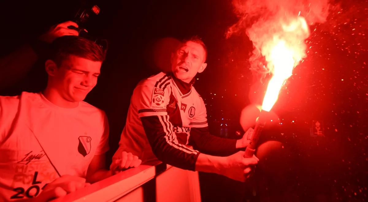 Ekstraklasa: triumfalny pochód Legii na Plac Zamkowy. Król Zygmunt III Waza szalika nie dostał