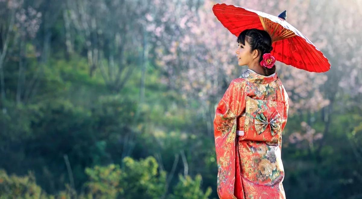 Między Kropkami. "Kwiaty w pudełku. Japonia oczami kobiet"