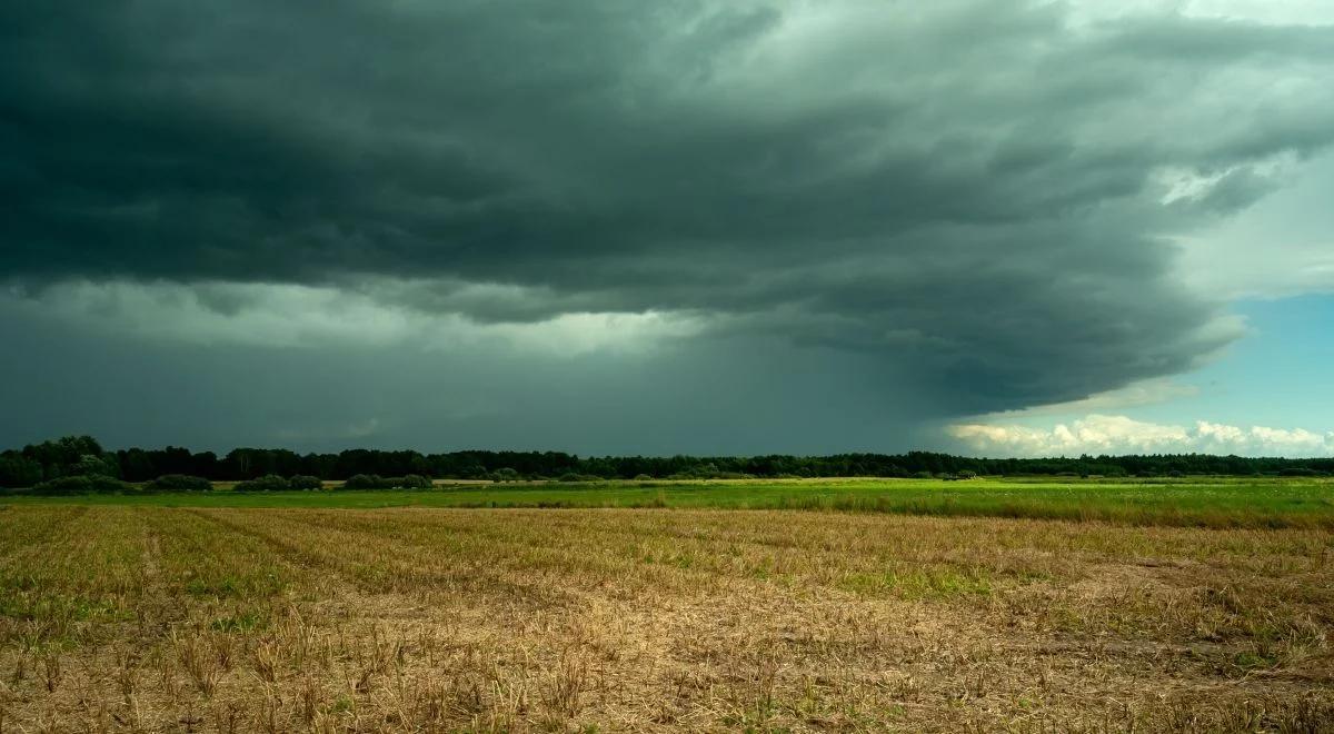 Gorący i burzliwy czwartek. Alerty IMGW obowiązują w większości Polski