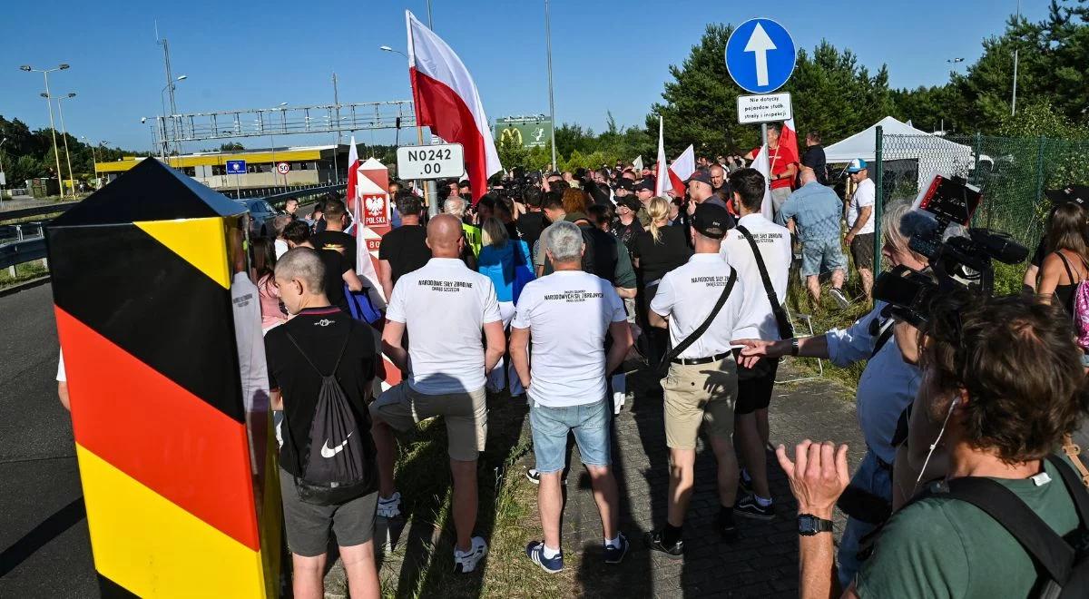 "Psychoza w celach politycznych". Sikorski o sytuacji na granicy