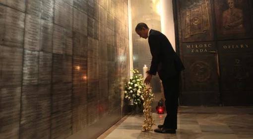 Obama zapalił znicz przed tablicą pamięci ofiar katastrofy smoleńskiej
