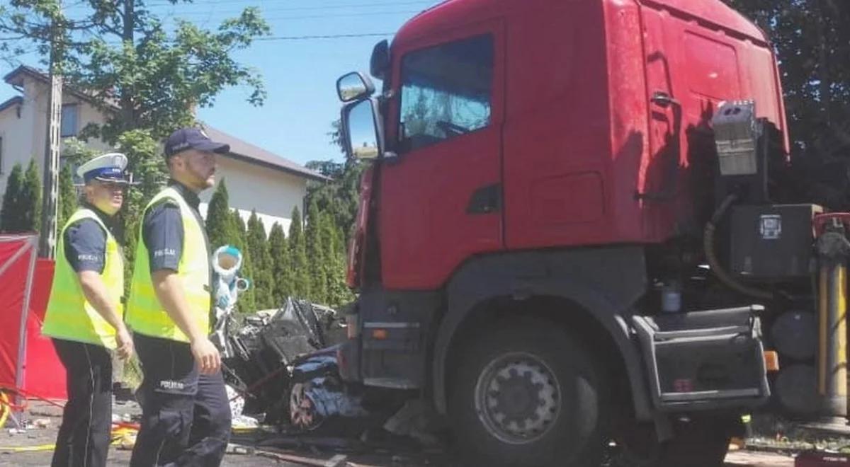 Wypadek osobówki i dwóch ciężarówek. Zginęły dwie kobiety, 9-latek w stanie ciężkim