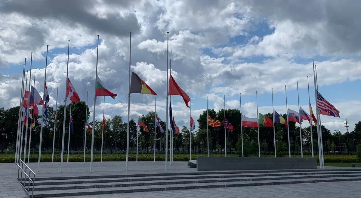 W Brukseli żałoba po zamachu terrorystycznym w Kabulu. Flagi przed kwaterą główną NATO opuszczone do połowy masztu