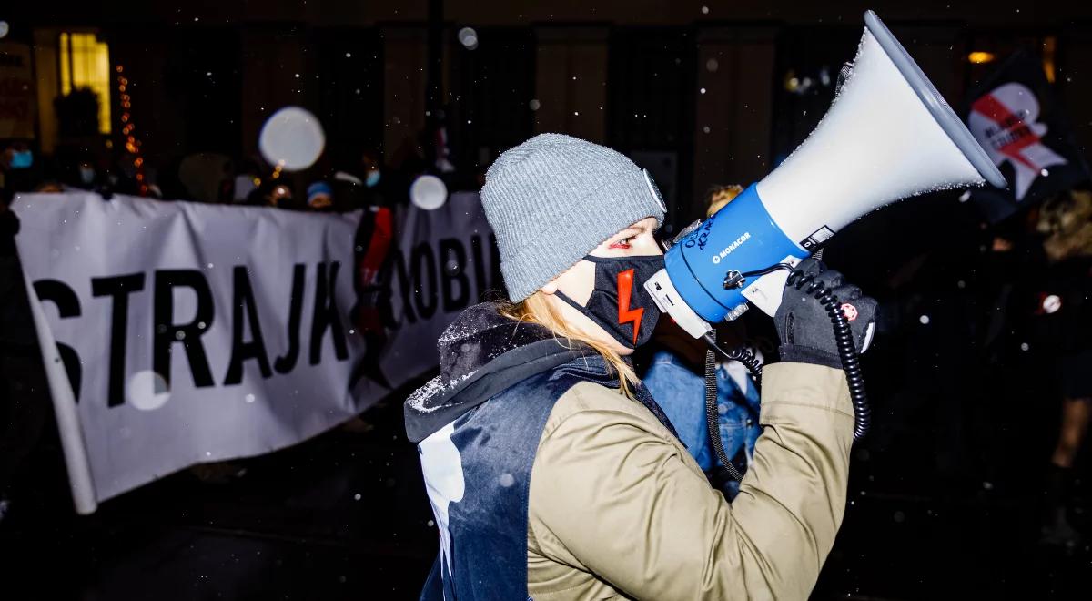 "Kraków żąda legalnej aborcji", "Episkopat do więzienia". Protesty Strajku Kobiet przed kurią