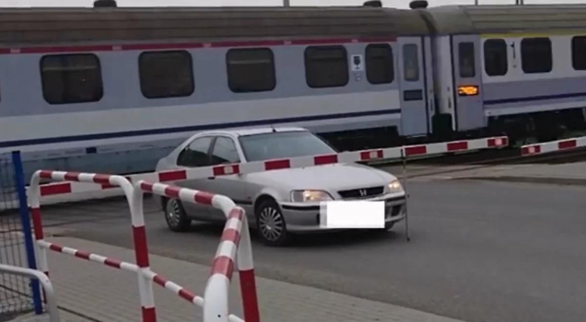 Małopolskie: o krok od tragedii. Kierowca utknął na torowisku