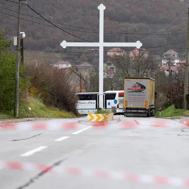 Kosowo: Serbowie zapowiadają dużą manifestację w południe. Barykady stoją już prawie dwa tygodnie