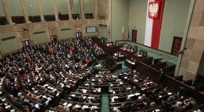 Najnowszy sondaż TNS OBOP: PiS remisuje z PO