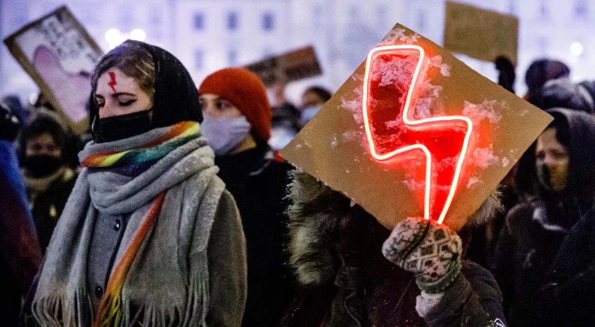 Przeklinała na Strajku Kobiet. PiS domaga się odwołania pełnomocnik ds. dzieci i młodzieży