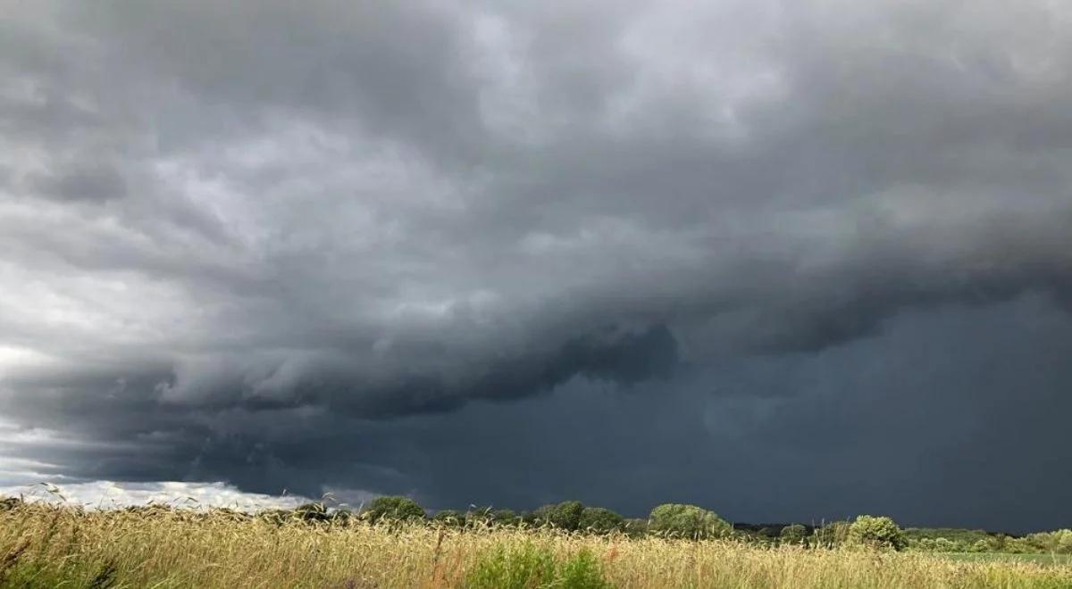 Pogoda na dziś: zachmurzenie, deszcz i burze. Temperatura do 26 stopni