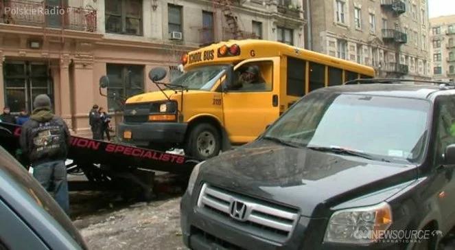 Na Manhattanie zapadła się jezdnia. W dziurę wpadł szkolny autobus [wideo]