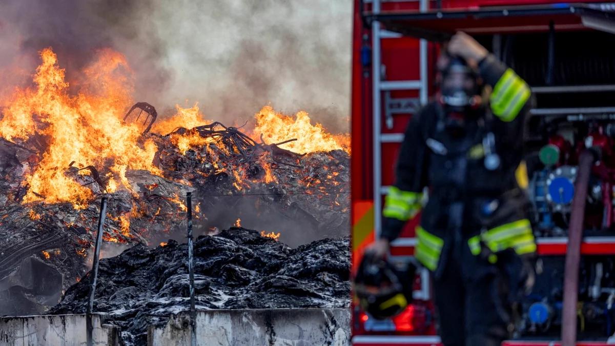 Rzym: pożar składowiska śmieci przy lotnisku. Opóźnione loty, wstrzymany ruch pociągów