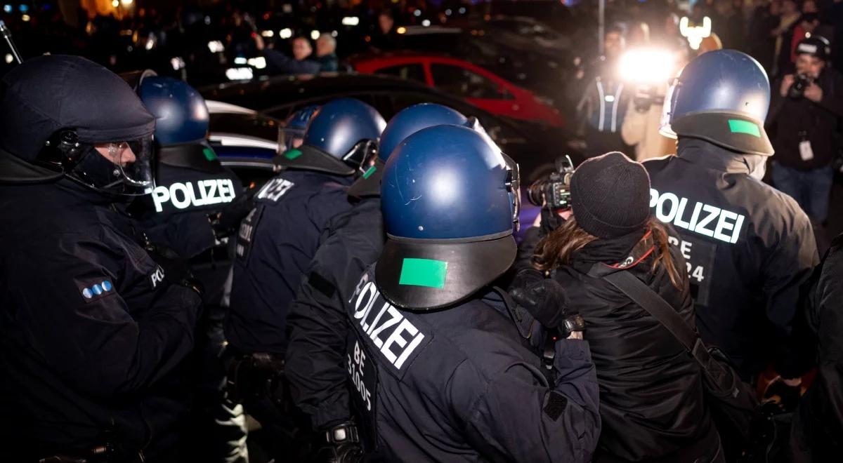 Lewicowi demonstranci zaatakowali berlińską policję. "Uczestnicy rzucali butelkami i petardami"