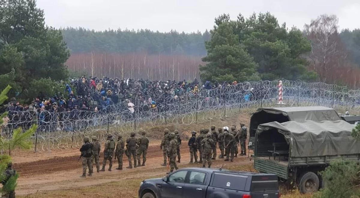 Pietryga: Łukaszenka przeniósł migrantów i rozpoczął nocne nękanie funkcjonariuszy na granicy 