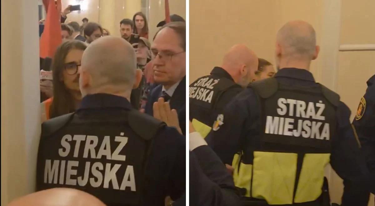 Burzliwa sesja rady miasta w Warszawie. Doszło do przepychanek