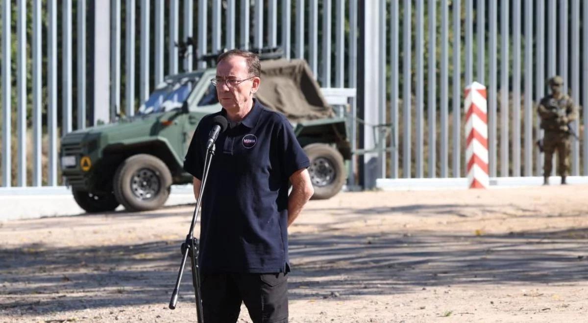 "Nie pozwolimy, aby dobre imię funkcjonariuszy było szkalowane". Szef MSWiA o sytuacji na granicy