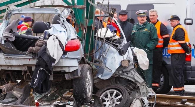 Poznań: auto wbiło się w słup. 1 osoba nie żyje