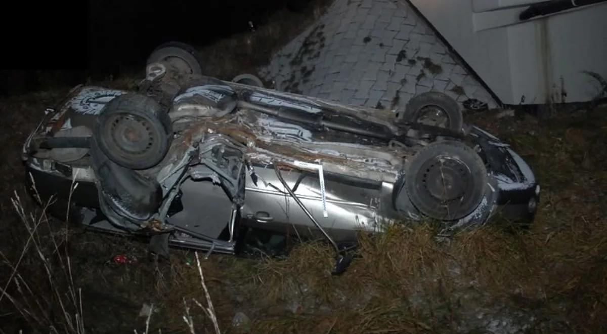 Lubelskie: samochód spadł z mostu, nieletni kierowca uciekł z miejsca zdarzenia