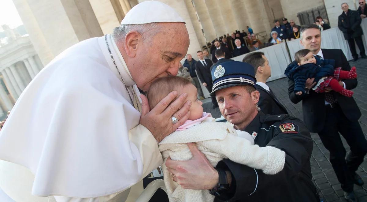 Papież: państwo nie powinno czerpać korzyści z opieki medycznej