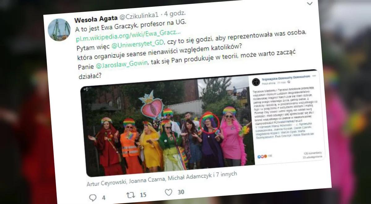 Profesor Uniwersytetu Gdańskiego pod transparentem z waginą