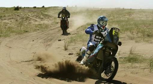 Dakar: Kolejny motocyklista walczy o życie  