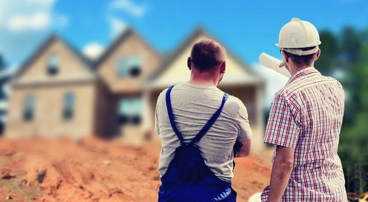 Mniej pieniędzy od Polaków pracujących za granicą, więcej od cudzoziemców zatrudnionych w Polsce