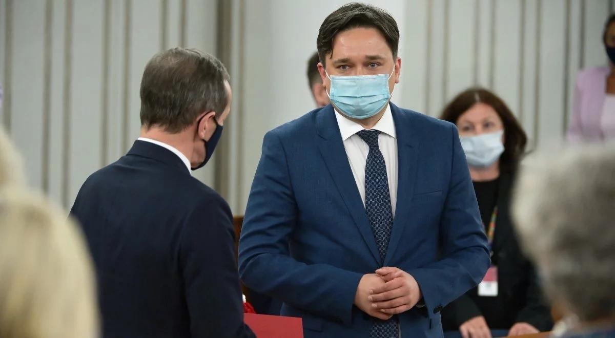 Wątpliwości ws. stanu wyjątkowego. RPO: rolą prasy i innych środków przekazu jest informowanie obywateli