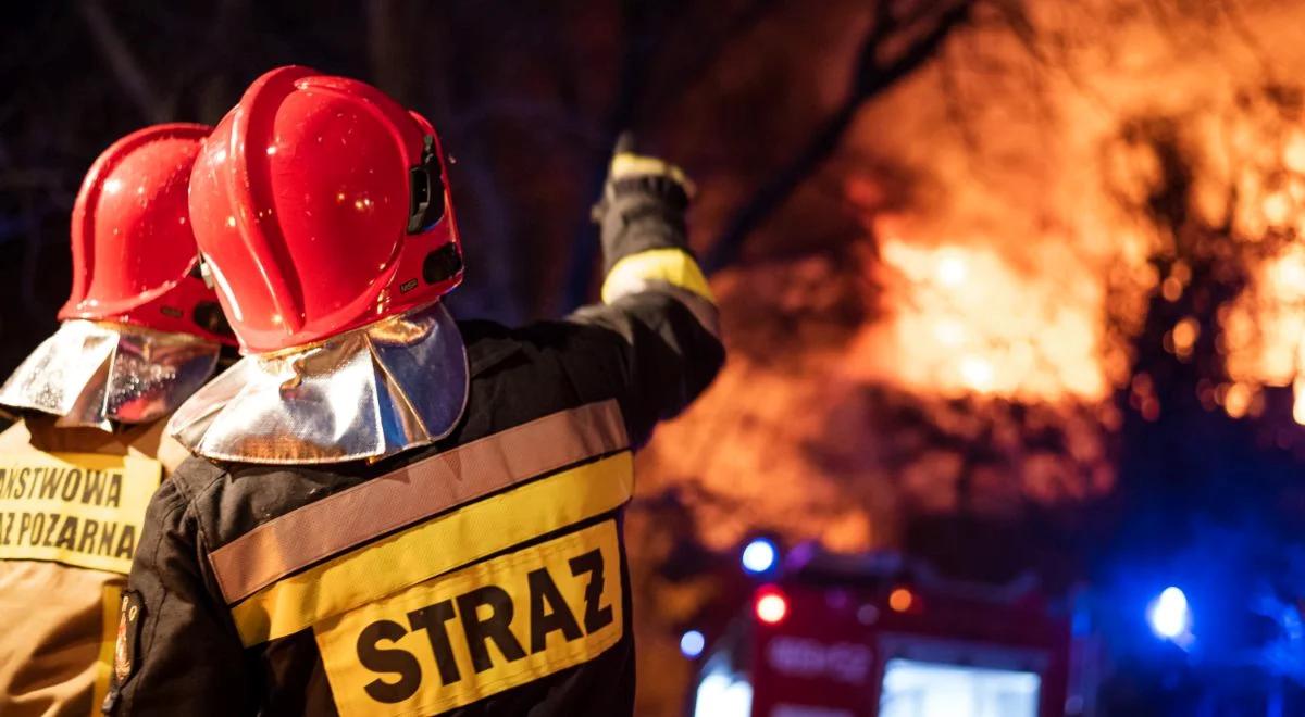 Pożar dyskontu znanej sieci w Płońsku. Budynek gasiło blisko stu strażaków