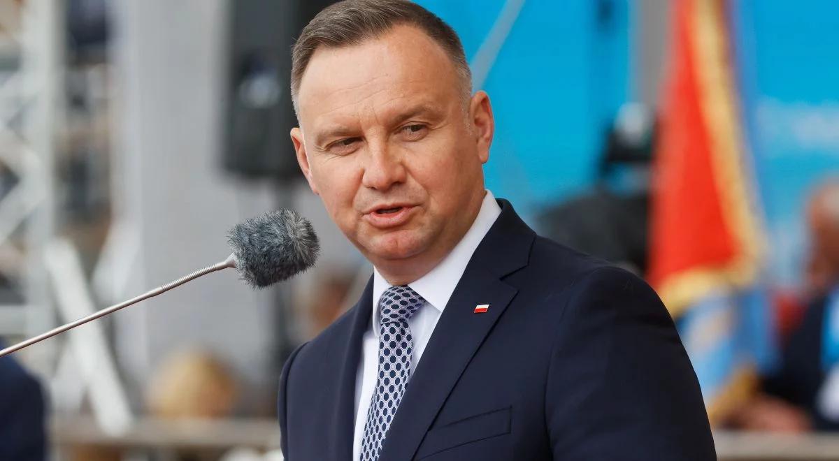 "Stoi na czele obrony swojej ojczyzny, nie opuścił jej". Prezydent Duda o Zełenskim
