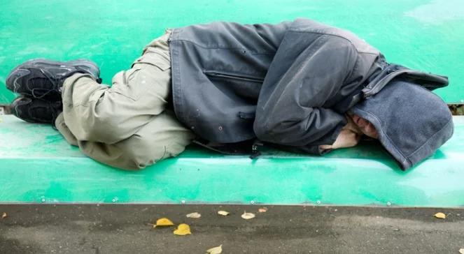 Caritas apeluje o pomoc bezdomnym. "Miejsc w schroniskach brakuje już nie tylko w zimie"