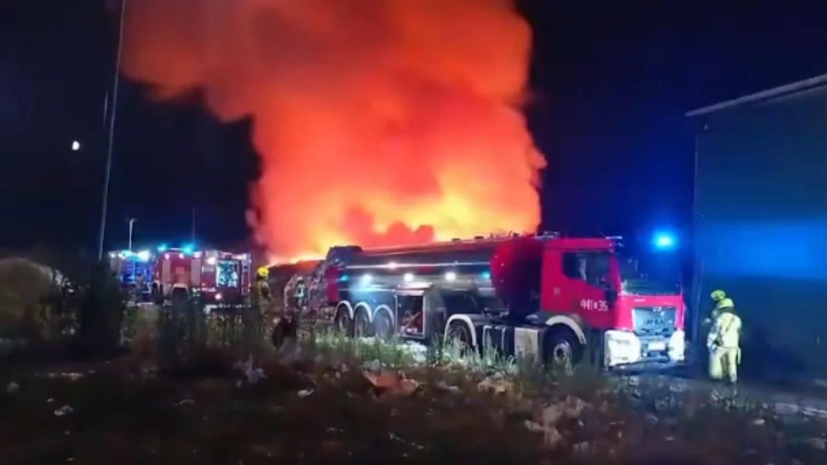 Bełżyce. Potężny pożar sortowni śmieci. Kłęby dymu widać z kilku kilometrów