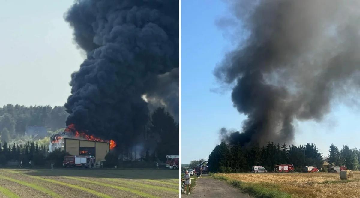 Siarzewo. Pożar hali z tworzywami sztucznymi. Duży słup dymu
