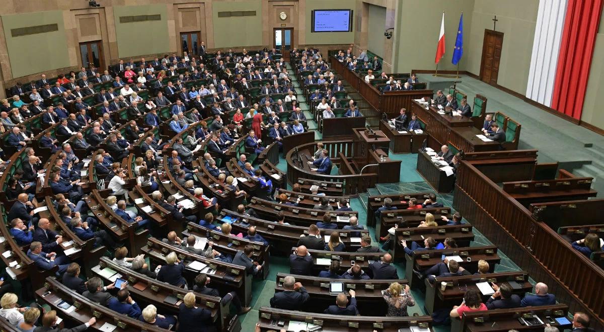 Sondaż: przewaga PiS nad PO, pozostali w tyle