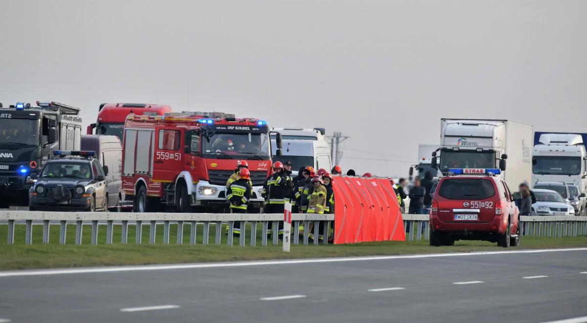 Tragedia pod Kołbielą. Cztery osoby nie żyją po zderzeniu osobówki z TIR-em