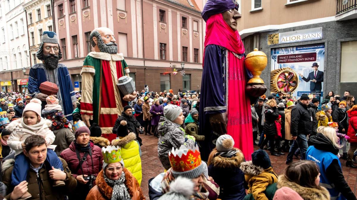 "Cuda, cuda ogłaszają". 1,3 mln ludzi przeszło w Orszakach Trzech Króli w polskich miastach