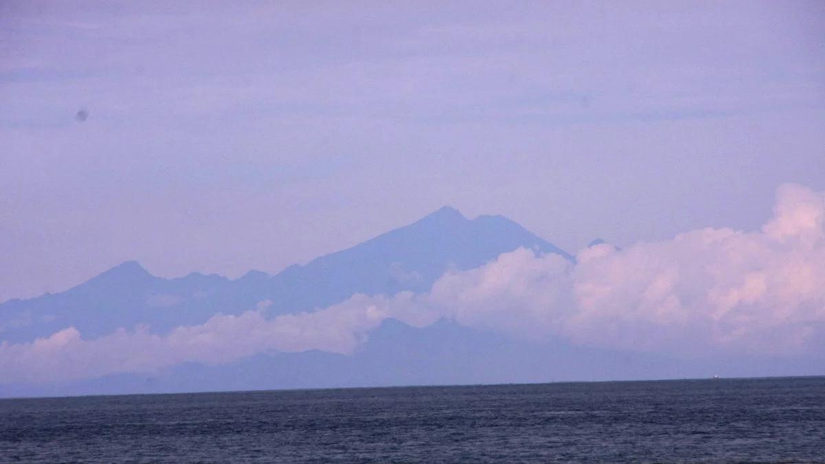 Erupcja wulkanu Barujari. Chmura popiołu wyrzucona na 2 km
