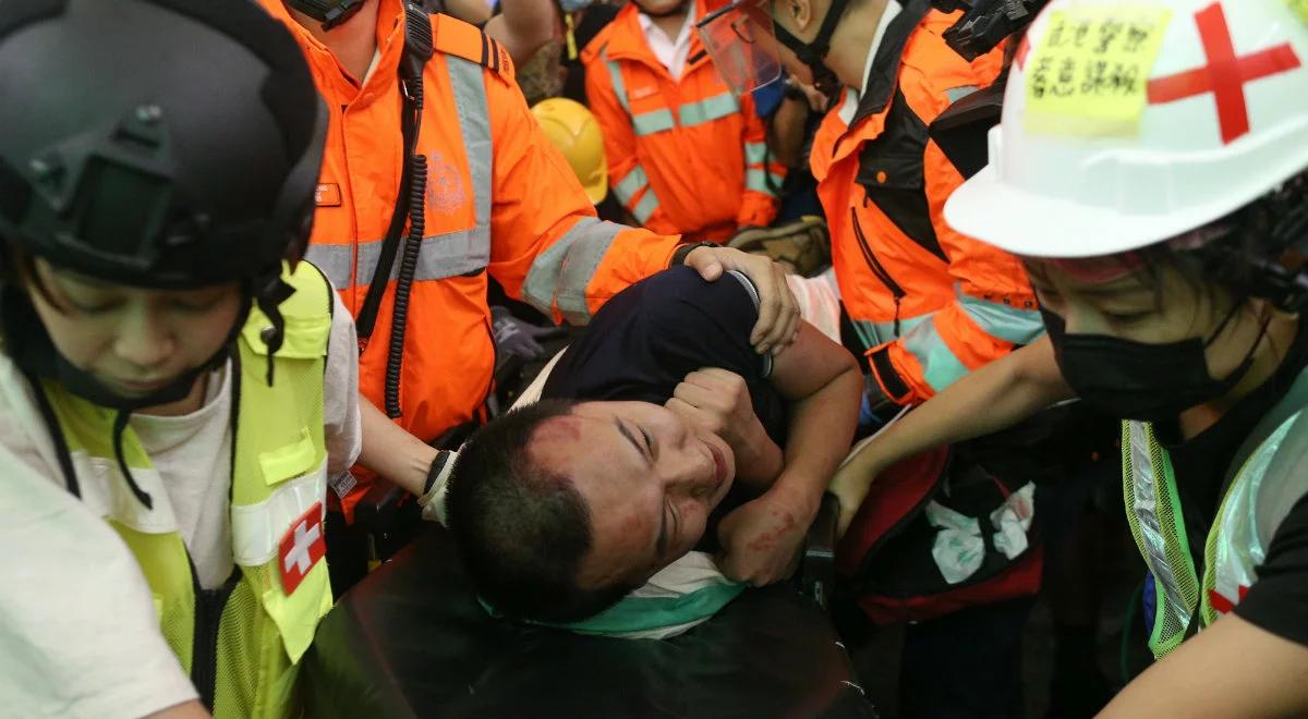 Kolejne starcie demonstrantów z policją w Hongkongu. "Poważne zakłócenie" w funkcjonowaniu lotniska