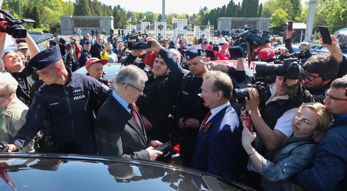 Ukraińskie flagi przed Mauzoleum Żołnierzy Radzieckich. Rosyjski ambasador nie zdołał złożyć kwiatów