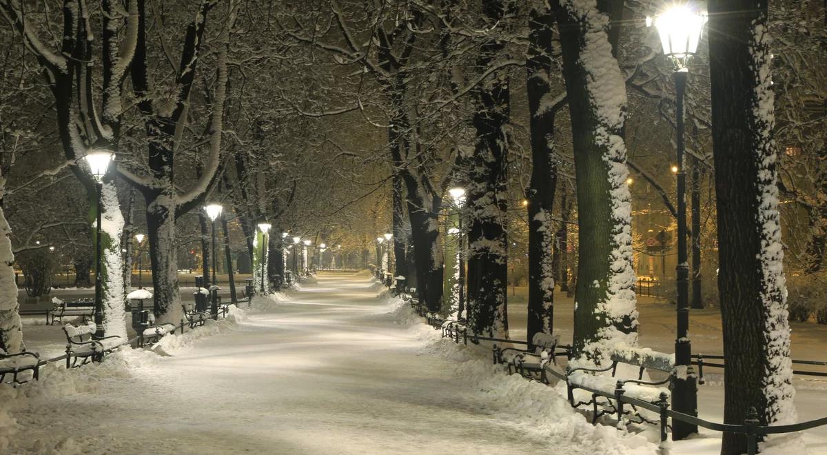 Przed nami mroźna noc. W centrum i na południu kraju przybywa śniegu