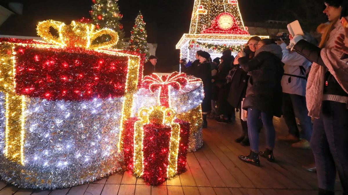 Warszawa rozbłysła. Zobacz świąteczną iluminację w stolicy