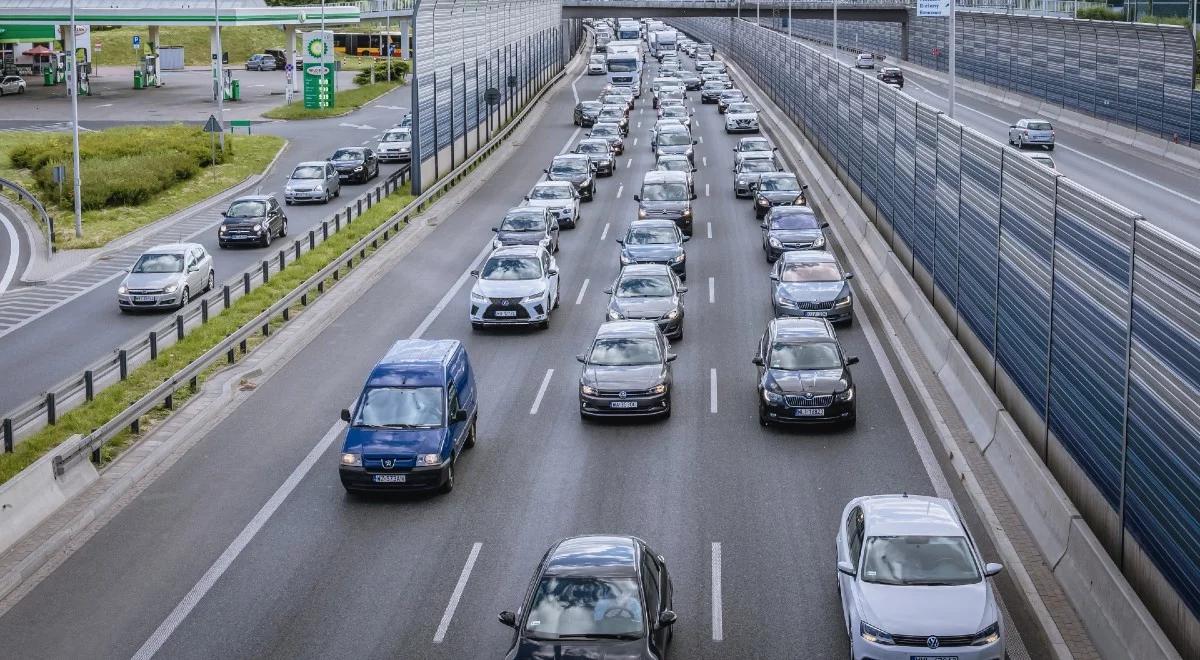 Zdecydowana większość Polaków przeciwko zakazowi sprzedaży aut spalinowych. Najnowszy sondaż nie pozostawia złudzeń