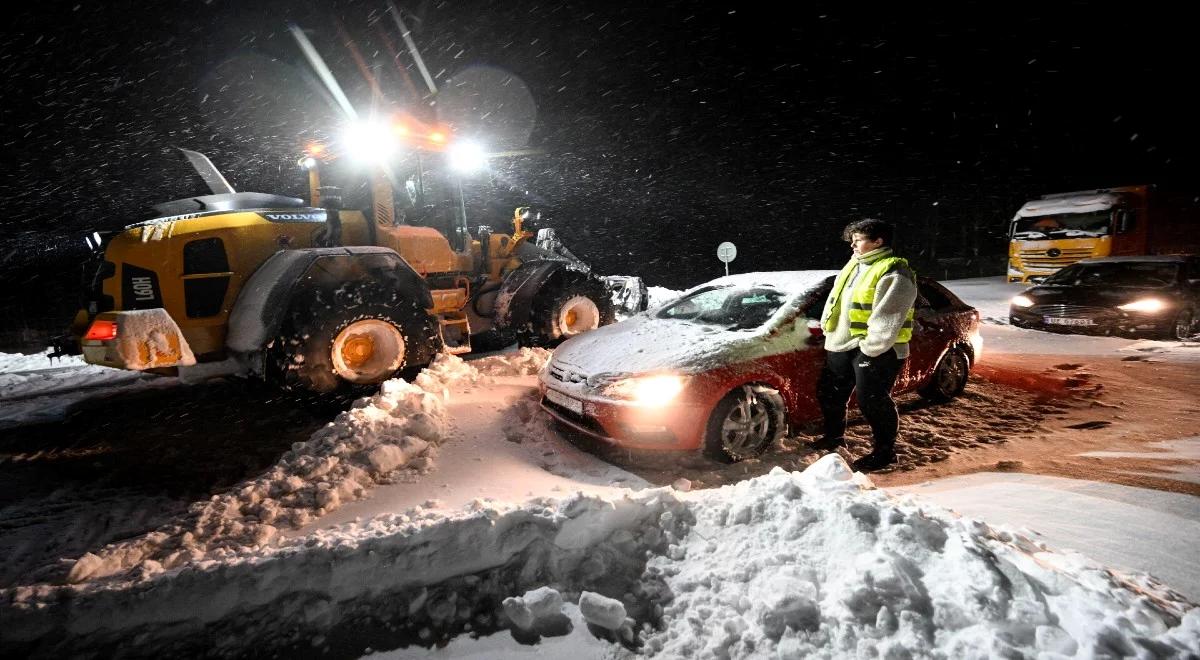 Śnieżny armagedon w Szwecji. Tysiąc samochodów utknęło w zaspach na autostradzie