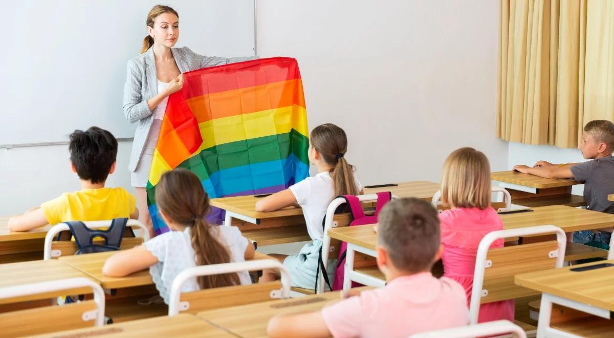 "Konstruowanie płci", teoria "queer". Hiszpański rząd wprowadza lewicowy program edukacji seksualnej