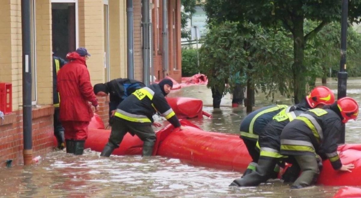 Pogotowie przeciwpowodziowe w Elblągu i na Żuławach. Setki interwencji strażaków