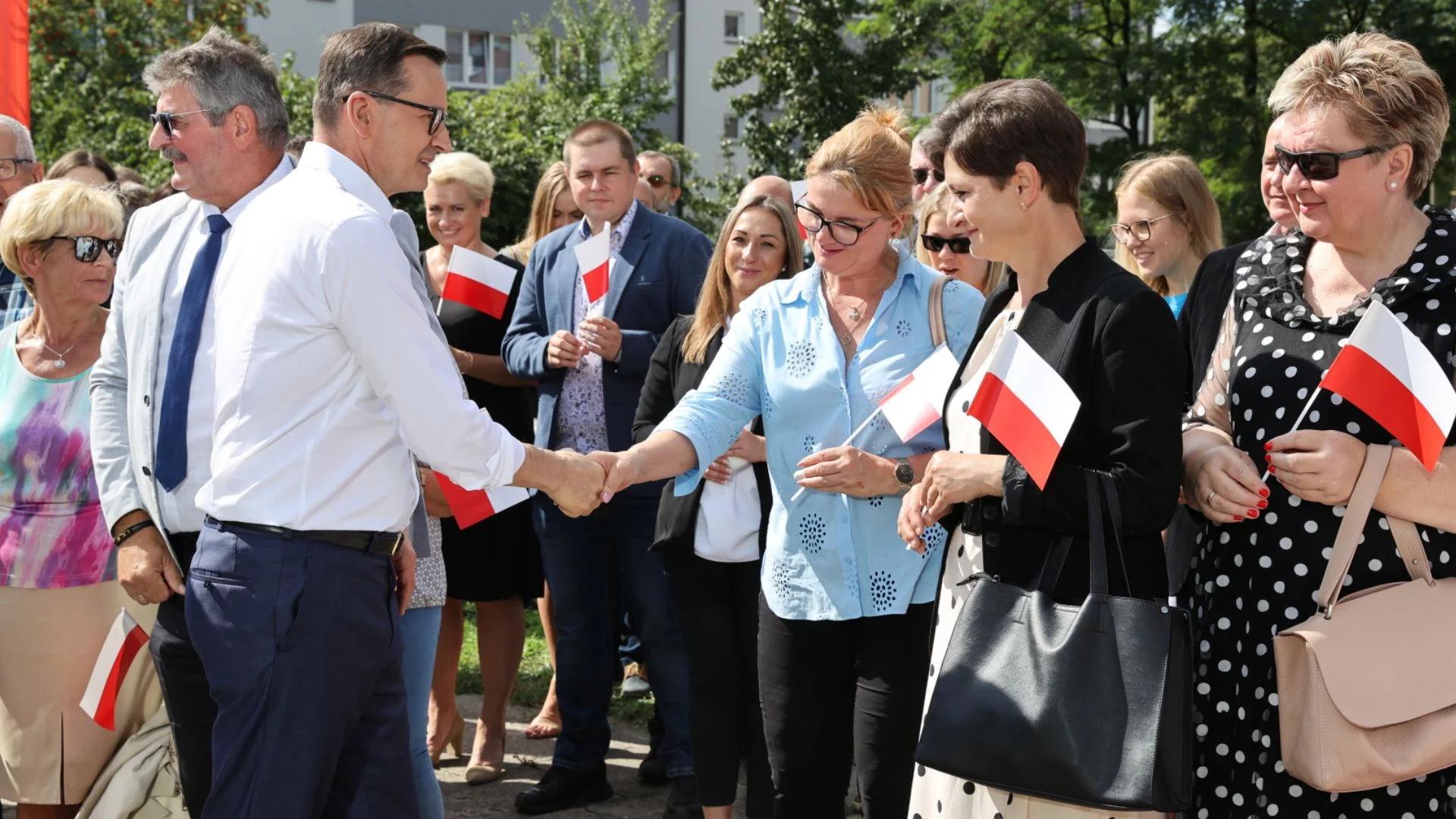 Premier Morawiecki: rząd PiS daje wybór, PO stosowała przymus