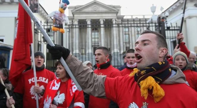 "Oto głowa zdrajcy". Protest przed ambasadą