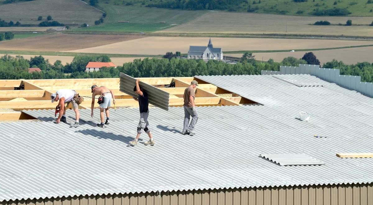 Latem, w upalne dni, pracodawca ma dodatkowe obowiązki. Ma jednak także pewne prawa