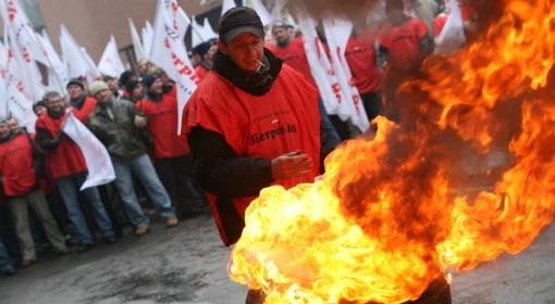 Demonstracja górników w Katowicach. W ruch poszły petardy i palone opony