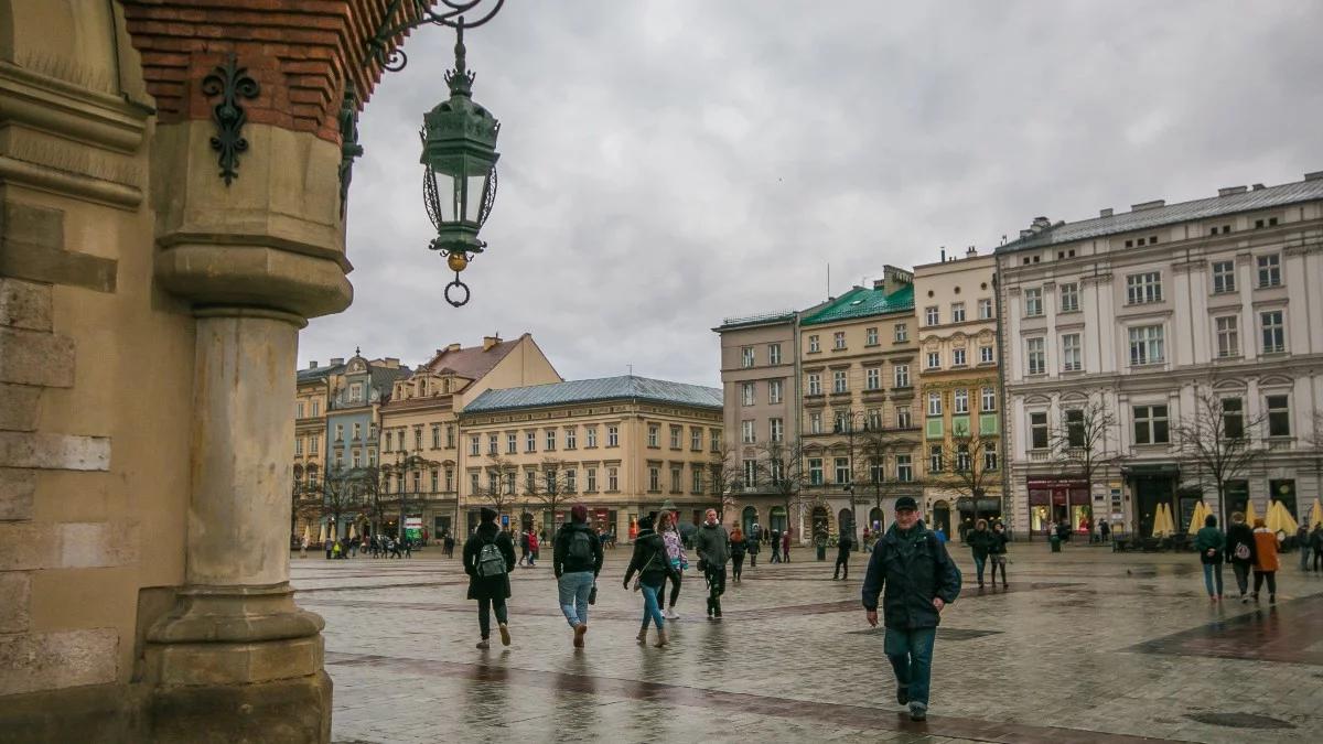 Prognoza pogody na poniedziałek. Deszcz w całym kraju, na wschodzie bardziej zima niż wiosna