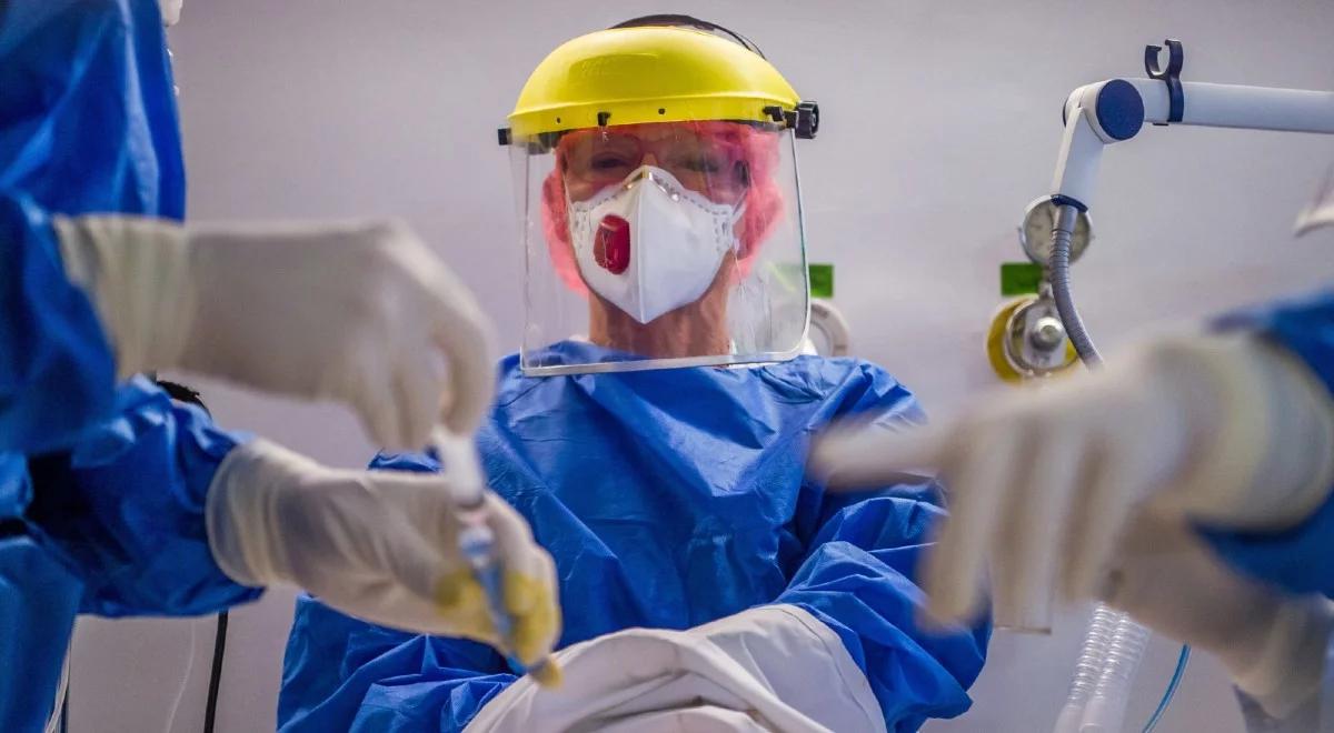 Wielka Brytania skraca okres izolacji, USA wkrótce zatwierdzą szczepionkę Pfizera. COVID-19 na świecie