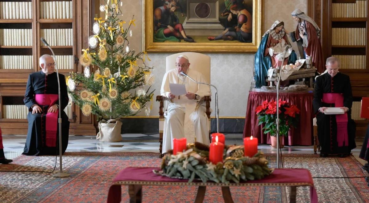 Papież Franciszek poddany testowi na koronawirusa, pierwsze szczepienia w Szwajcarii. COVID-19 na świecie